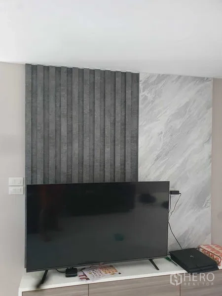 สำนักงานที่บ้าน ให้เช่าในSuan Luang, Bangkok - ผนังทีวีตกแต่งลายร่องและหินอ่อนในห้องรับแขก
