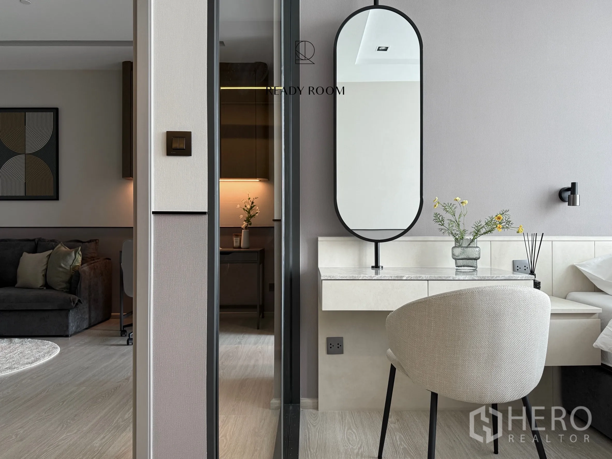 คอนโด for rent in Khlong Toei, Bangkok - โต๊ะเครื่องแป้งกระจกวงรีพร้อมเก้าอี้ ข้างประตูบานเลื่อนไปยังห้องนั่งเล่น.