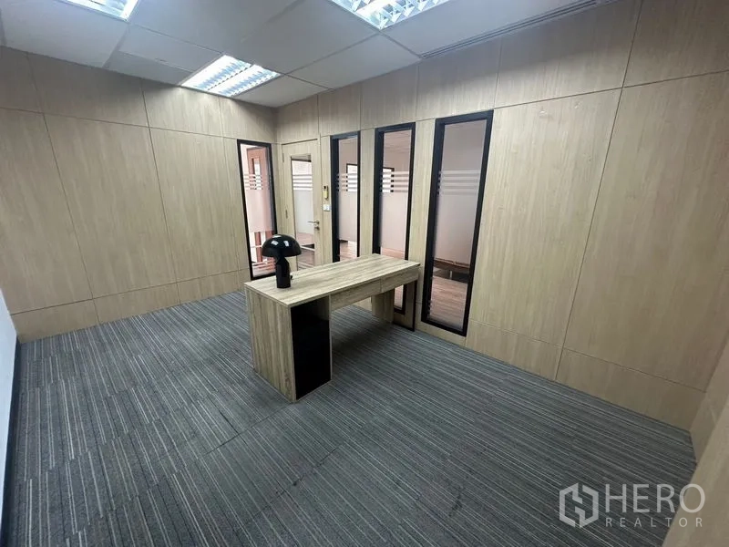 办公空间 出租在Khlong Toei, Bangkok - 木饰面行政房的另一视角，现代风办公桌