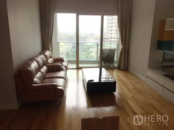 คอนโด ขายในKhlong Toei, Bangkok - ห้องนั่งเล่นเปิดออกสู่ระเบียง มองเห็นวิวเมือง ผ่านประตูกระจกบานเลื่อนเต็มสูง