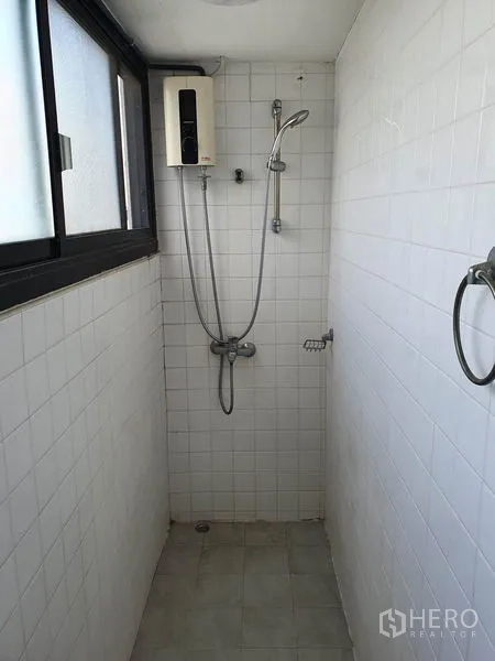 公寓 出售在Watthana, Bangkok - 瓷砖淋浴间，带热水器与窗户通风。