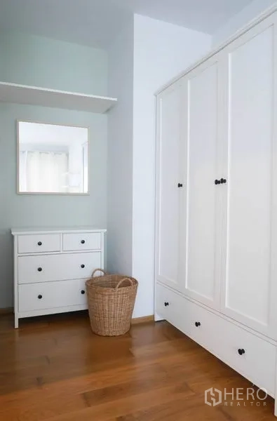 คอนโด ให้เช่าในPhaya Thai, Bangkok - ตู้เสื้อผ้าสีขาวและลิ้นชักพร้อมกระจกในมุมเก็บของของห้องนอน