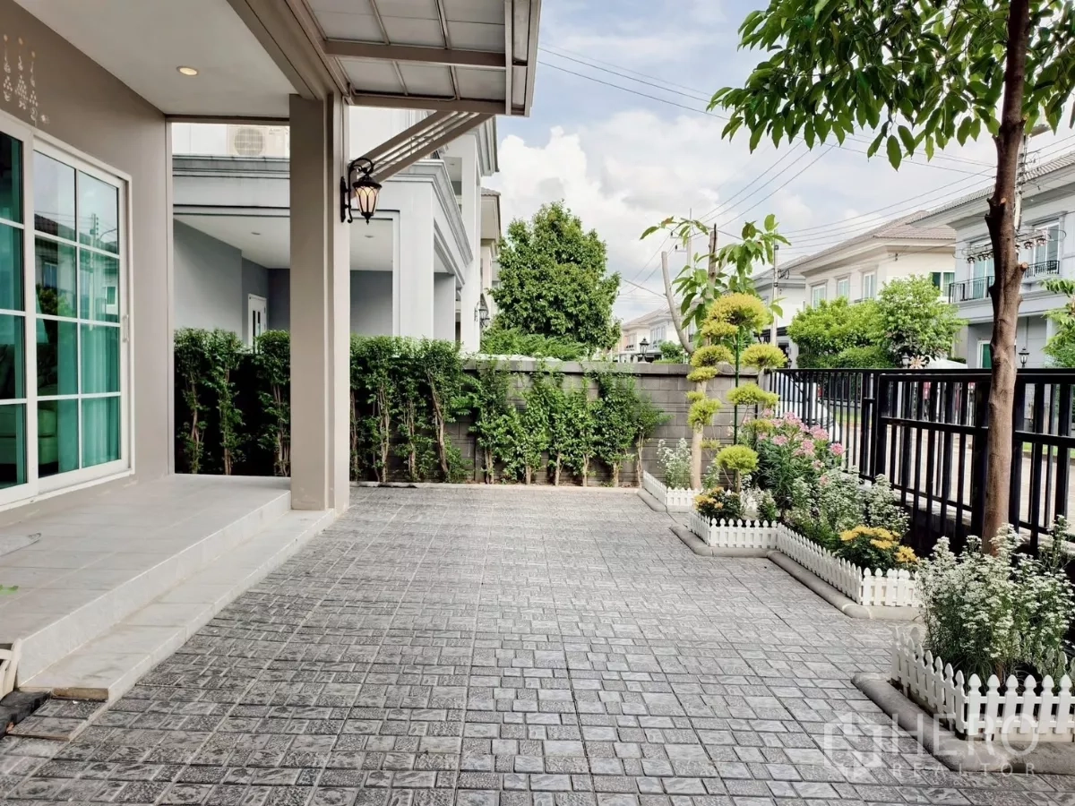 独立式住宅 出租在Khlong Luang, Pathum Thani - 前庭露台，铺装地面、小花坛与黑色栅栏