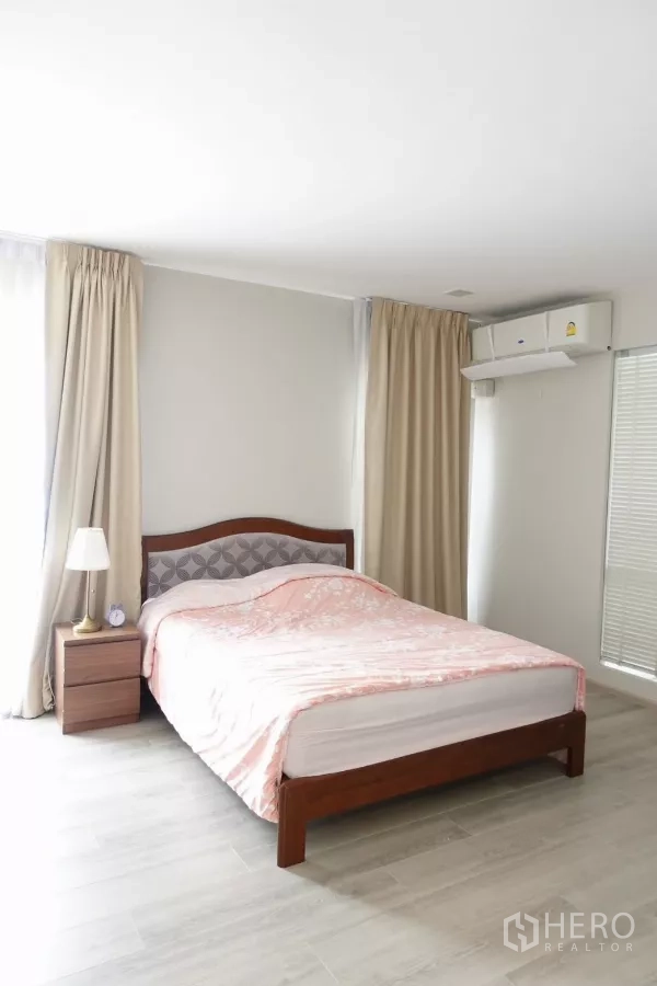 独立式住宅 出租在Prawet, Bangkok - 主卧配空调与双人床，窗帘与床头柜