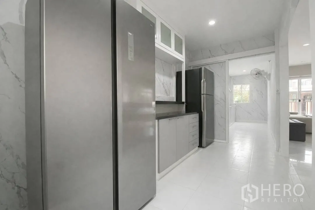 บ้านเดี่ยว for rent in Suan Luang, Bangkok - โถงครัวมีตู้เย็นสองเครื่องและพื้นที่เก็บของ