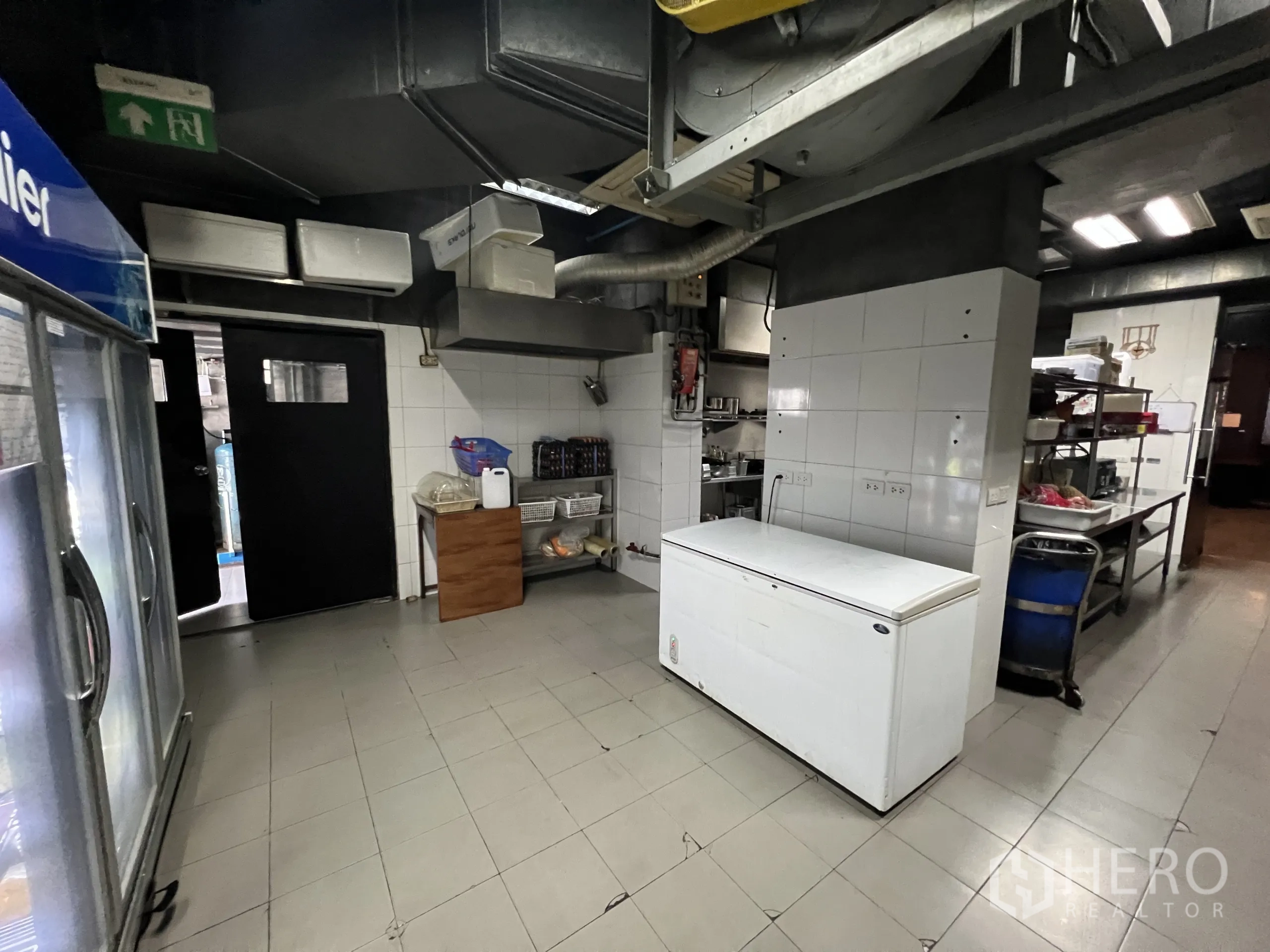 พื้นที่ขายปลีก ให้เช่าในWatthana, Bangkok - โซนเก็บของในครัว มีตู้แช่ฝาบน ชั้นวาง และประตูบานสวิงคู่
