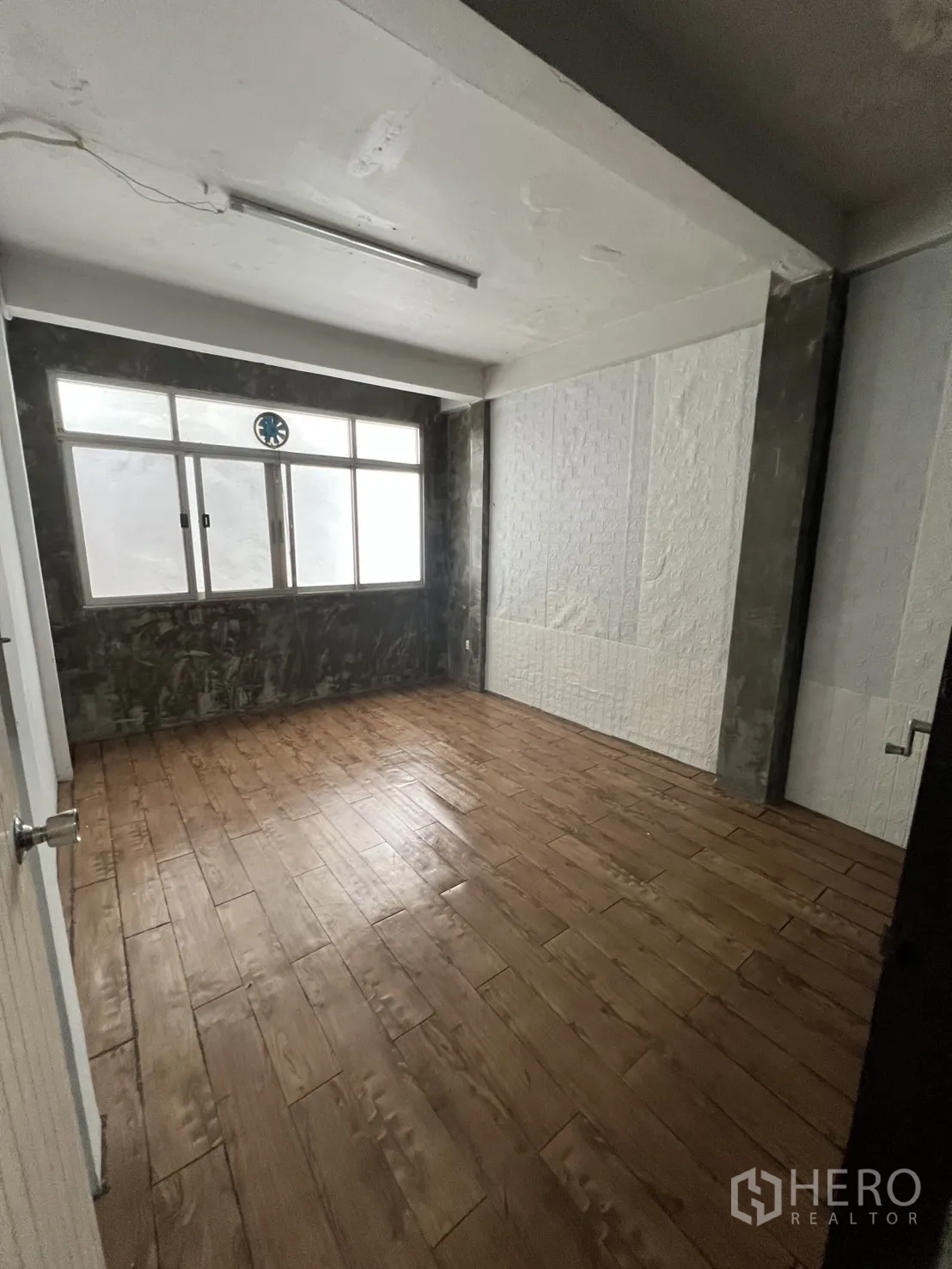 店屋 出租在Watthana, Bangkok - 小型办公室，木纹地砖与磨砂窗。