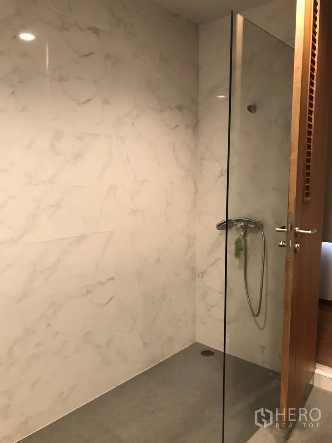 Detached House for rent in Wang Thonglang, Bangkok - Glass-partition walk-in shower with marble-look tiles