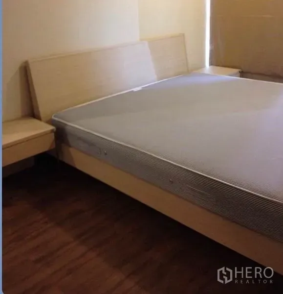 คอนโด ให้เช่าในKhlong Toei, Bangkok - ห้องนอนพร้อมเตียงแพลตฟอร์ม โต๊ะข้าง พื้นไม้ และม่านกันแสง