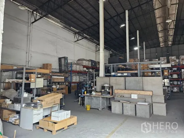 คลังสินค้า ให้เช่าในKhlong Toei, Bangkok - ภายในโกดังเพดานสูง โครงหลังคาเหล็ก ชั้นวางของ พื้นคอนกรีต และพื้นที่โต๊ะทำงาน