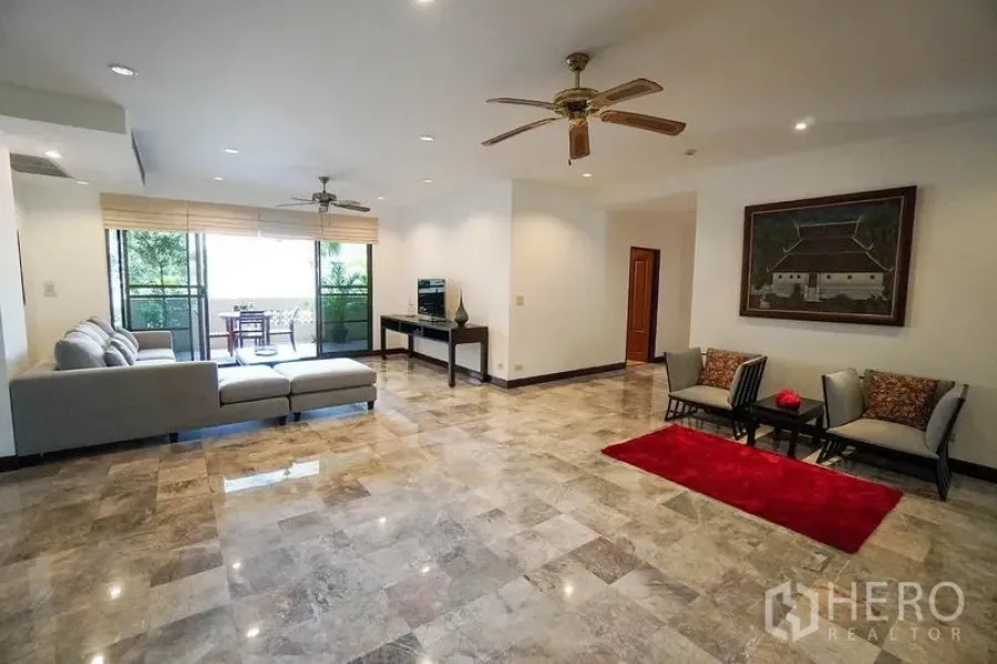 อพาร์ทเมนท์ ให้เช่าในWatthana, Bangkok - อีกมุมของห้องนั่งเล่นแบบเปิด เชื่อมต่อระเบียงที่มีพื้นที่นั่งเล่นกลางแจ้ง