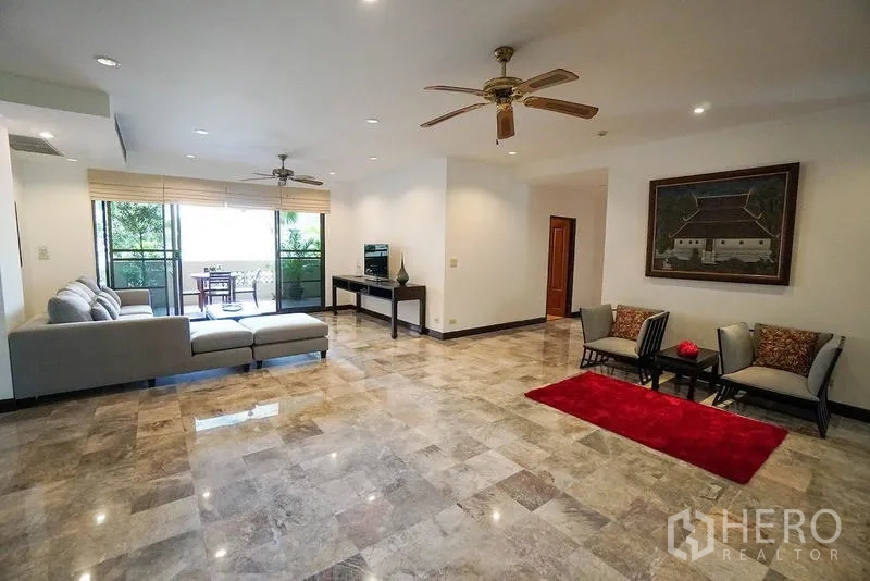 อพาร์ทเมนท์ ให้เช่าในWatthana, Bangkok - อีกมุมของห้องนั่งเล่นแบบเปิด เชื่อมต่อระเบียงที่มีพื้นที่นั่งเล่นกลางแจ้ง