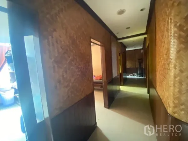 สำนักงาน ให้เช่าในKhlong Toei, Bangkok - โถงทางเดินกรุผนังลายสาน พร้อมไฟดาวน์ไลท์ เชื่อมห้องทำงานส่วนตัว