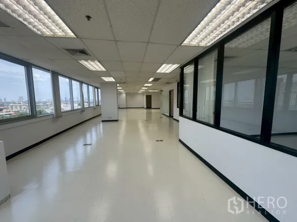 สำนักงาน ให้เช่า - โถงทำงานแบบเปิด หน้าต่างพาโนรามาด้านซ้าย และห้องกั้นกระจกด้านขวา