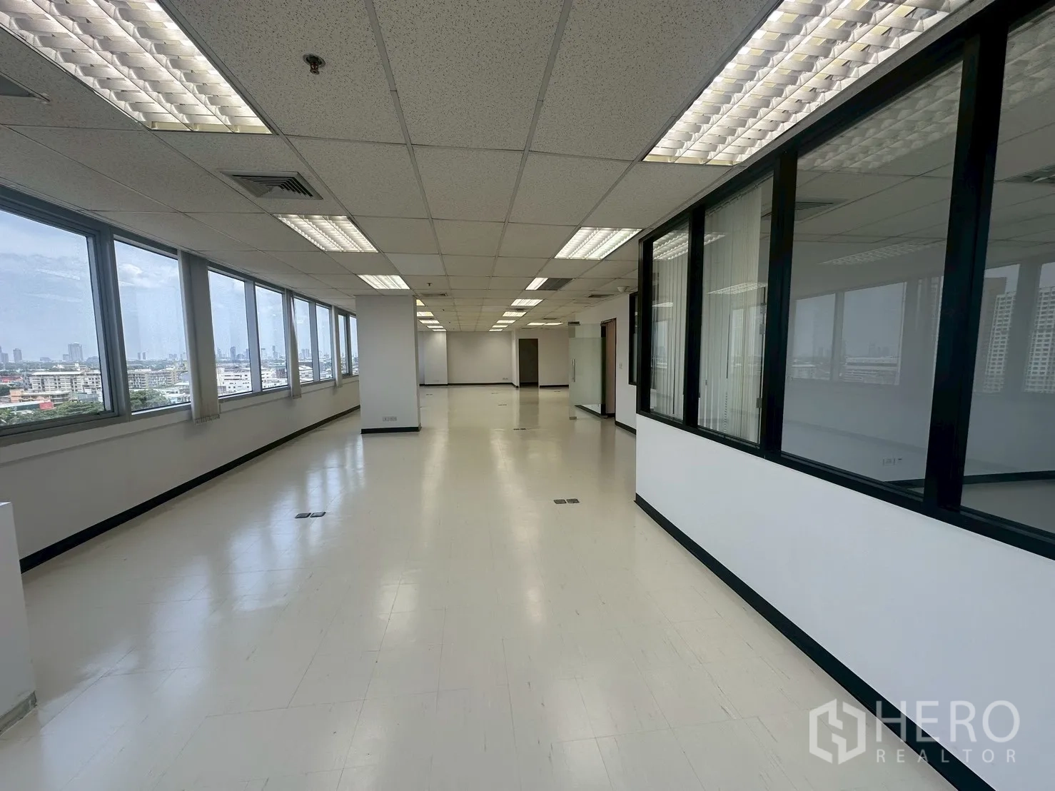 สำนักงาน ให้เช่า - โถงทำงานแบบเปิด หน้าต่างพาโนรามาด้านซ้าย และห้องกั้นกระจกด้านขวา