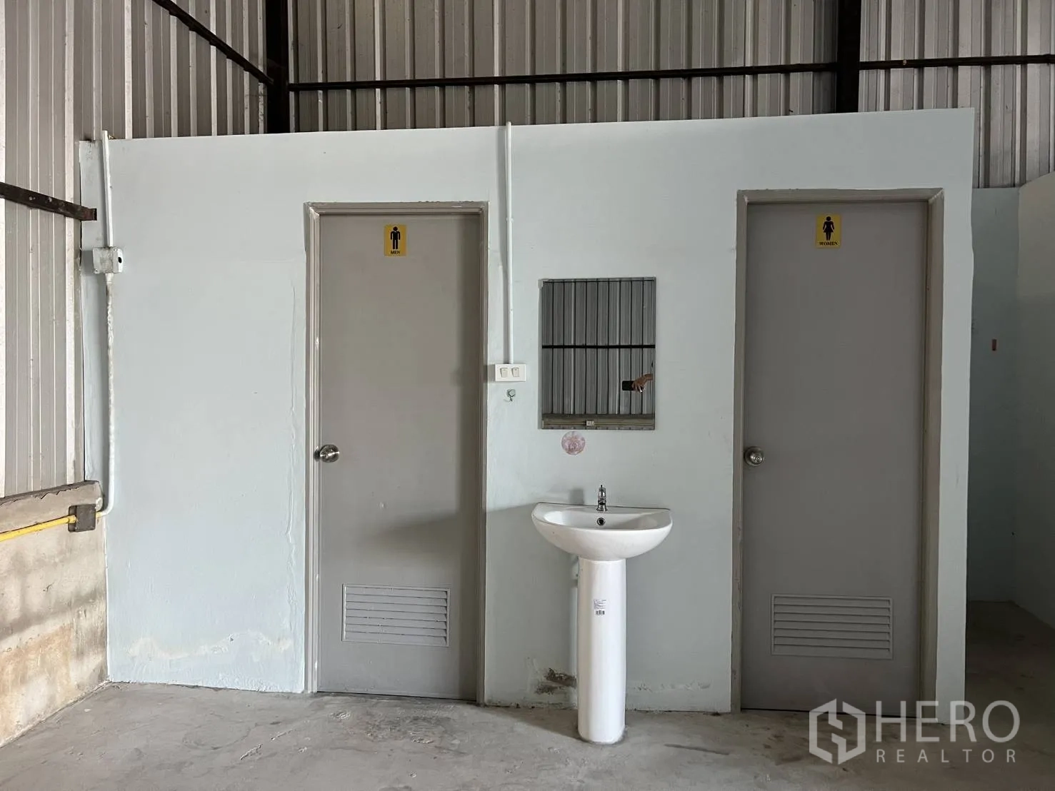 货栈 出租在Lat Krabang, Bangkok - 仓库内双卫生间区，配有立式洗手盆