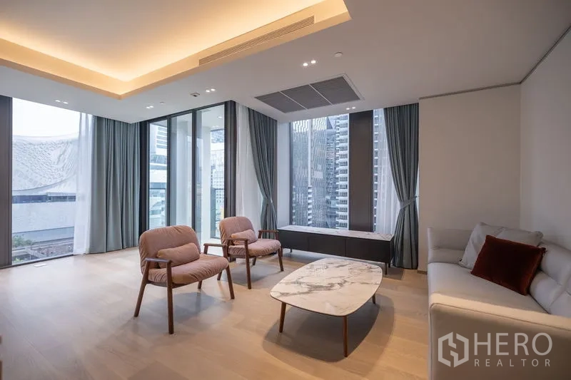 คอนโด ให้เช่าในPathum Wan, Bangkok - พื้นที่นั่งเล่นและรับประทานอาหาร พื้นไม้โทนอ่อน ไฟซ่อนไลท์ และหน้าต่างบานใหญ่