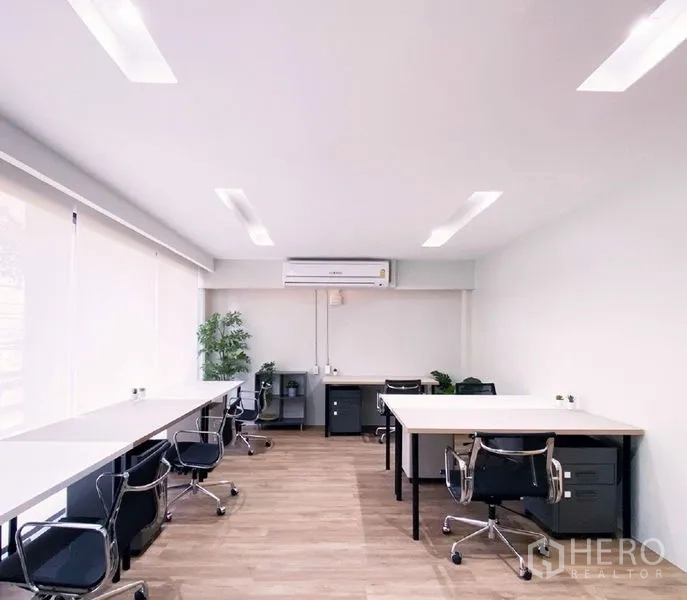 办公空间 出租在Bang Rak, Bangkok - 明亮的开放式办公区，长桌、旋转椅、木地板与空调