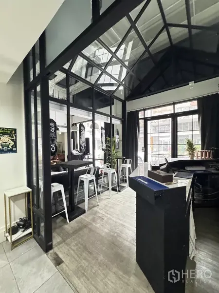 อาคารพาณิชย์ ให้เช่าในKhlong Toei, Bangkok - มุมบาร์กั้นกระจกพร้อมสตูลสูง และกรอบหน้าต่างเหล็กมองเห็นถนน