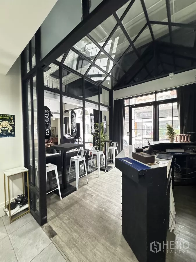 อาคารพาณิชย์ ให้เช่าในKhlong Toei, Bangkok - มุมบาร์กั้นกระจกพร้อมสตูลสูง และกรอบหน้าต่างเหล็กมองเห็นถนน