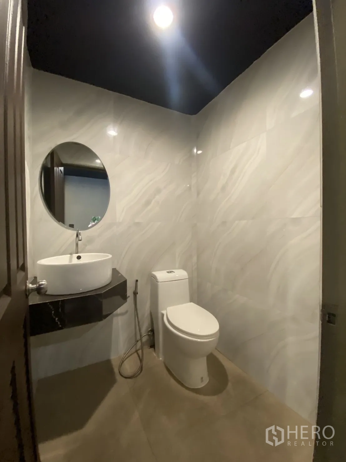 Townhouse for rent in Bang Kapi, Bangkok - Ground-floor powder room with vessel sink, wall tiles and toilet.