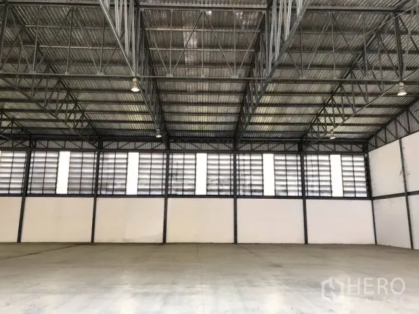 货栈 出租在Khlong Luang, Pathum Thani - 高挑空仓库，侧墙百叶采光通风，地面平整。