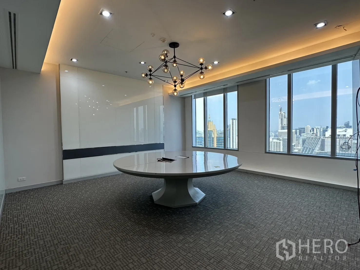 ออฟฟิศ for rent in Khlong Toei, Bangkok - ห้องประชุมมีหน้าต่างบานกว้าง มองเห็นวิวเมืองและไฟฝังเพดาน