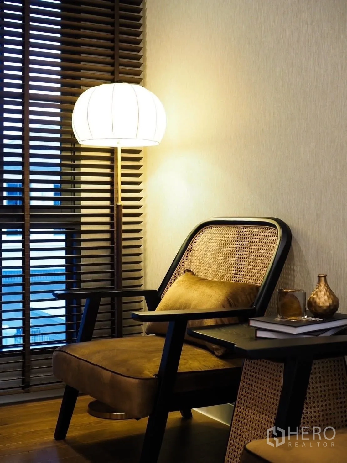 独立式住宅 出租在Bang Kapi, Bangkok - 阅读角，藤编休闲椅、边几与落地灯靠百叶窗