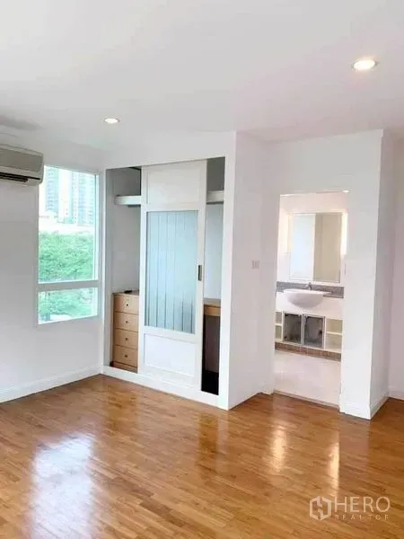 คอนโด ให้เช่าในSathon, Bangkok - ห้องนอนมาสเตอร์มีหน้าต่างวิวเมือง ตู้เสื้อผ้าบิลท์อิน และทางเข้ามุมอ่างล้างหน้าไปยังห้องน้ำ