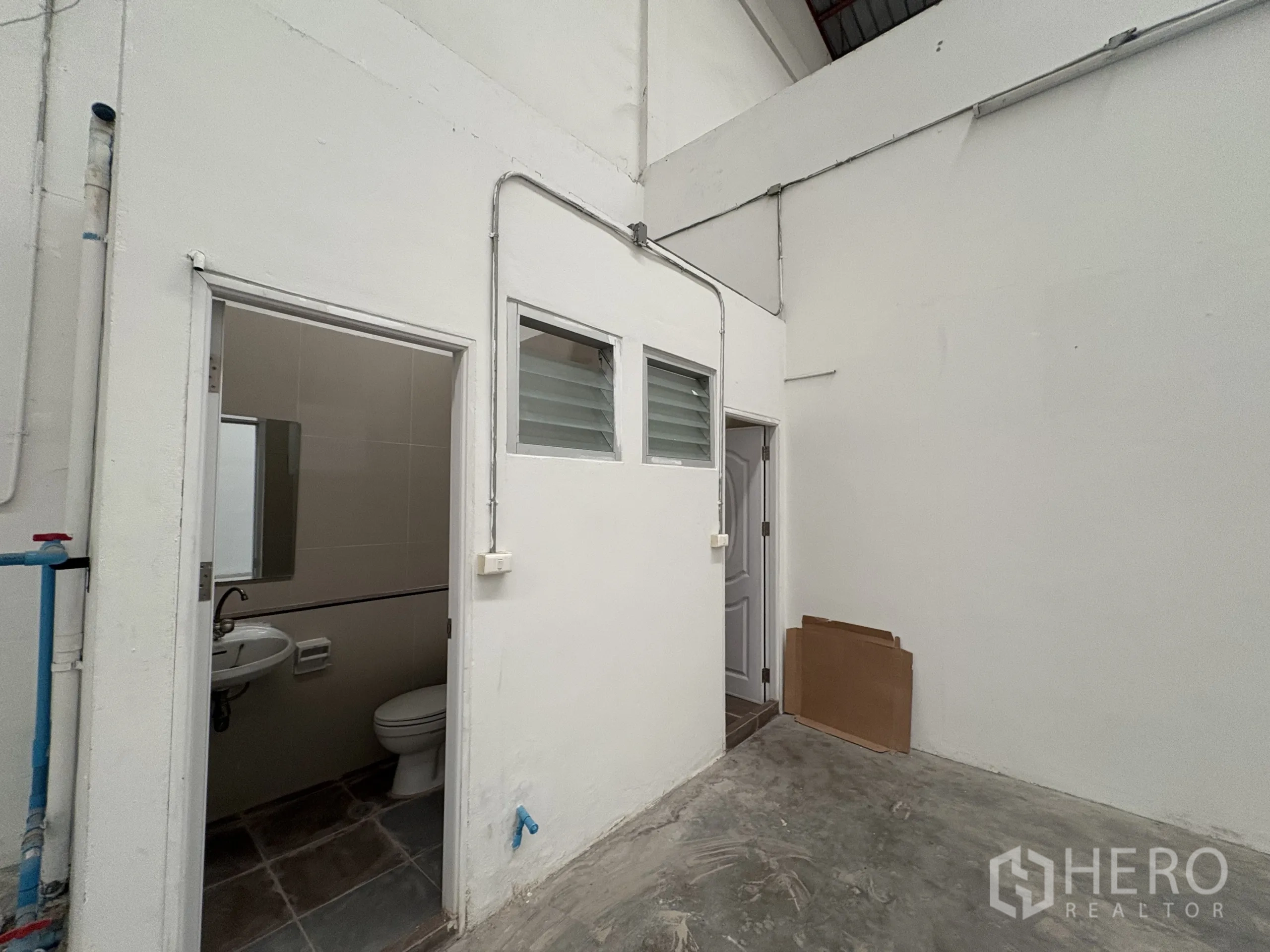 โรงงาน ให้เช่าในPhra Samut Chedi, Samut Prakan - โซนบริการภายใน มีประตูเข้าออฟฟิศและห้องน้ำ