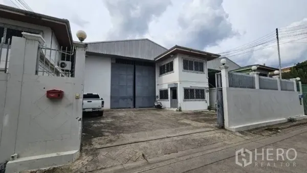 货栈 出租在Lak Si, Bangkok - 仓库外观，带围墙大门、宽阔车道及两层办公室。