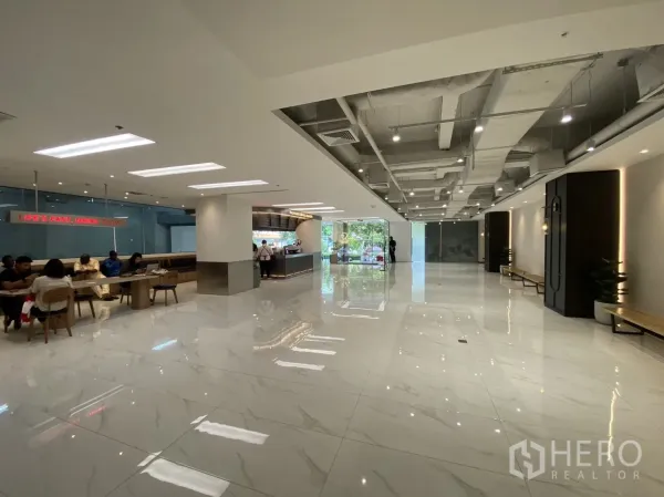 พื้นที่ขายปลีก ให้เช่าในBang Rak, Bangkok - พื้นที่ค้าปลีกชั้นล็อบบี้ กว้าง พื้นกระเบื้องลายหินอ่อน เพดานเปิด