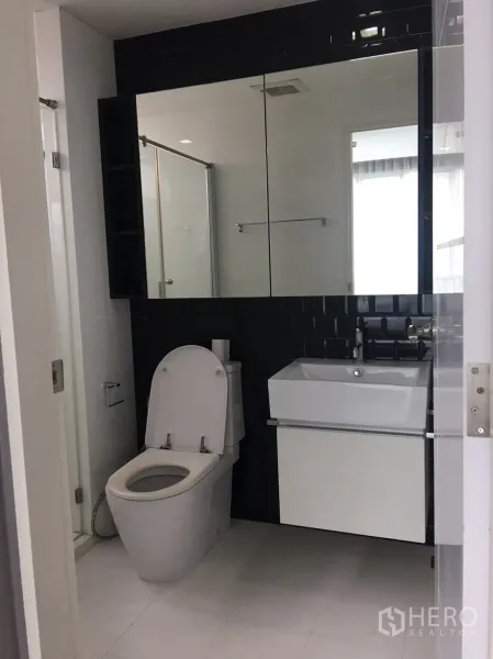 คอนโด ขายในPhra Khanong, Bangkok - ห้องน้ำทันสมัย กระจกบานใหญ่ อ่างล้างหน้าแบบเหลี่ยม โถสุขภัณฑ์ และตู้ Shower กระจก