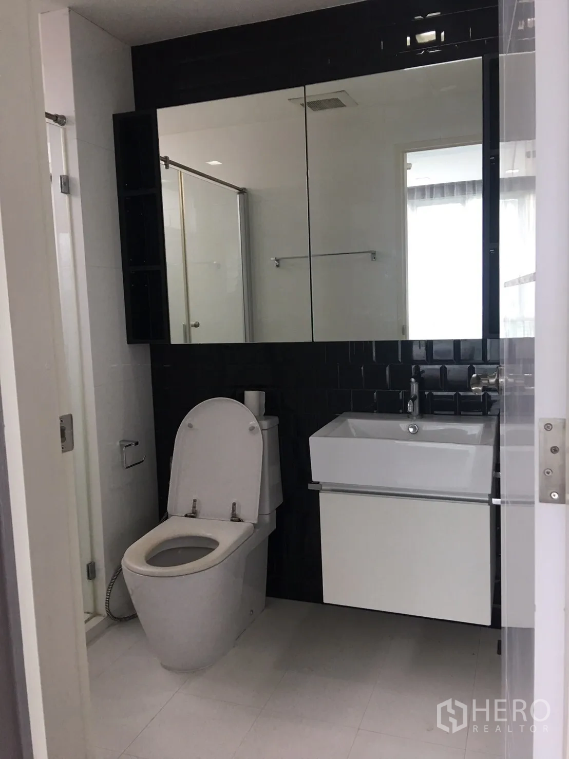 คอนโด ขายในPhra Khanong, Bangkok - ห้องน้ำทันสมัย กระจกบานใหญ่ อ่างล้างหน้าแบบเหลี่ยม โถสุขภัณฑ์ และตู้ Shower กระจก