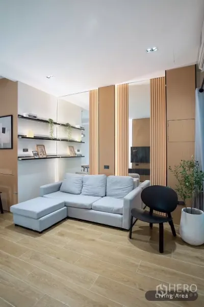 ทาวน์เฮาส์ ให้เช่าในHuai Khwang, Bangkok - มุมห้องนั่งเล่น โซฟา ผนังตกแต่งลายไม้ และหน้าต่างบานใหญ่