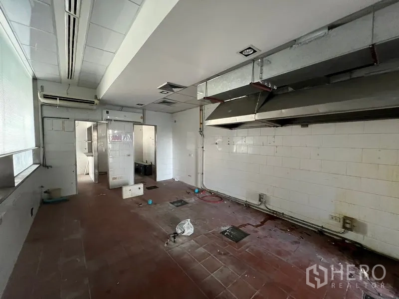 零售空间 出租 - 另一角度的瓷砖厨房，双排烟罩与服务门