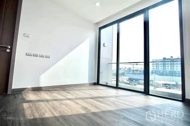 สำนักงานที่บ้าน ให้เช่าในDon Mueang, Bangkok - ห้องปูพื้นไม้ เปิดสู่ระเบียงด้วยประตูกระจกเต็มบาน มองเห็นวิวเมือง