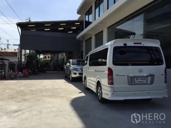 แบบสแตนด์อโลน ให้เช่าในBang Phli, Samut Prakan - มุมมองภายนอกของทางวิ่งรถและจุดโหลดสินค้าที่เชื่อมสู่โกดังประตูม้วน