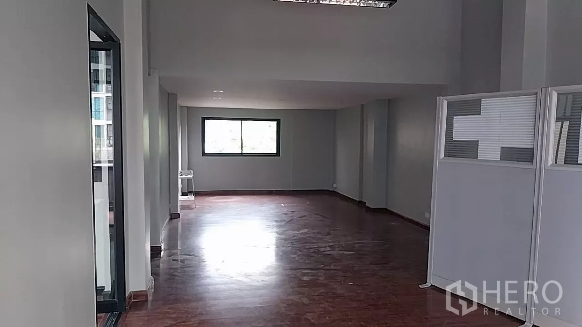 พื้นที่ขายปลีก ให้เช่า - ฮอลล์กว้างมีหน้าต่างปลายทาง พร้อมฉากกั้นเคลื่อนย้ายได้