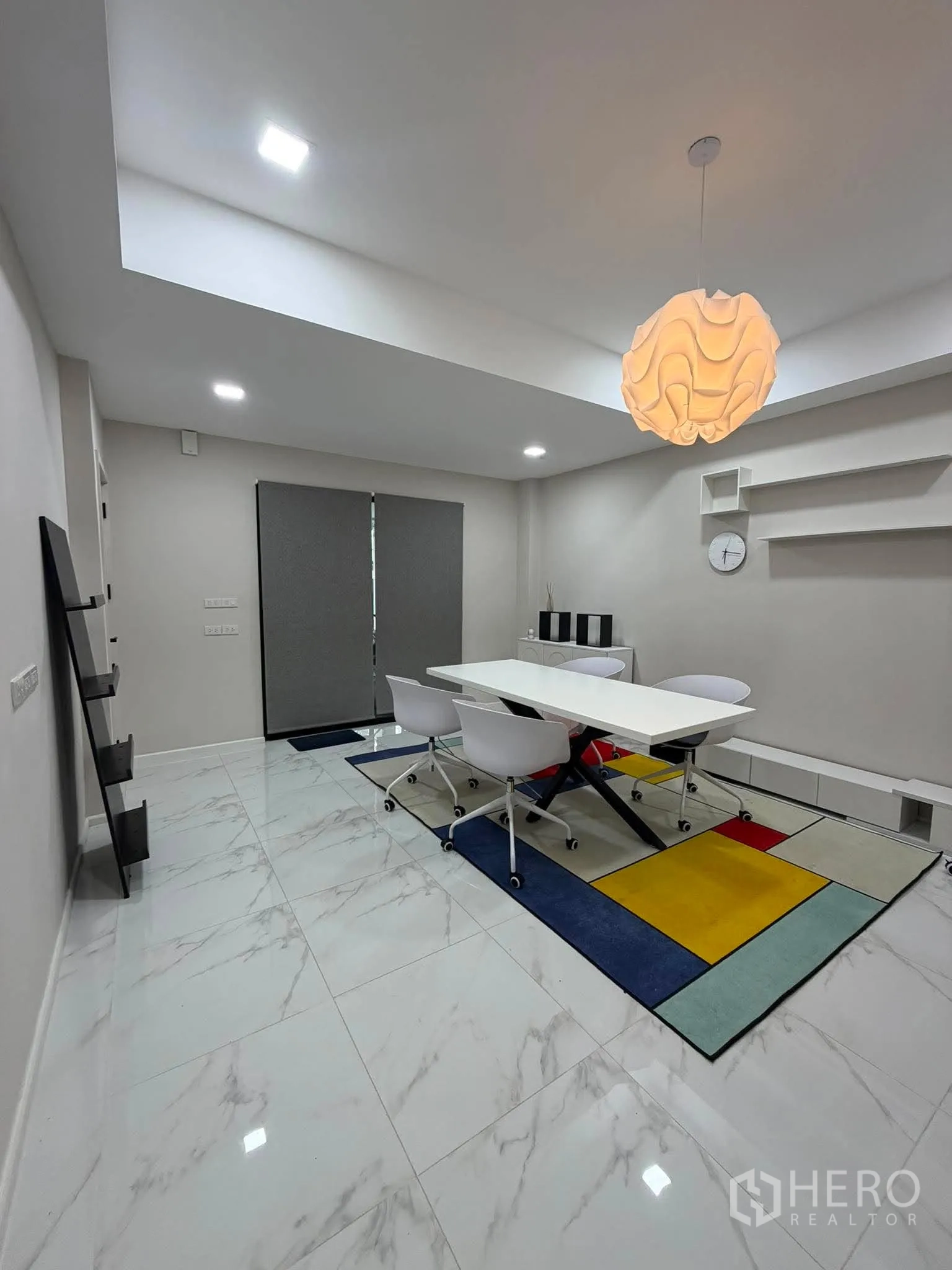 โฮมออฟฟิศ for rent in Phra Khanong, Bangkok - มุมห้องประชุมเห็นโคมไฟแขวนและพื้นลายหินอ่อน