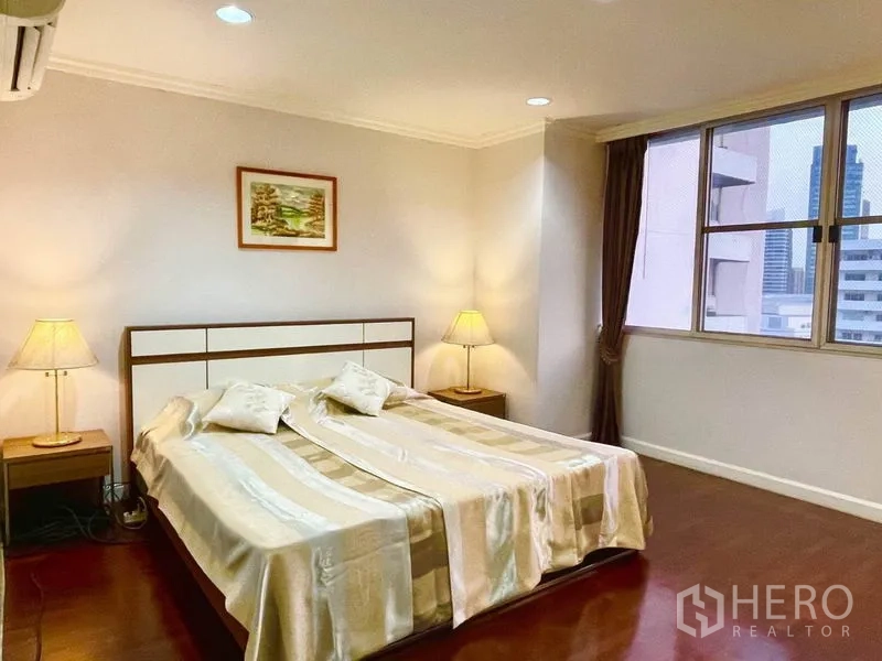 คอนโด ให้เช่าหรือขายในWatthana, Bangkok - ห้องนอนที่สอง เตียงคู่ โต๊ะข้างเตียง และหน้าต่างบานใหญ่