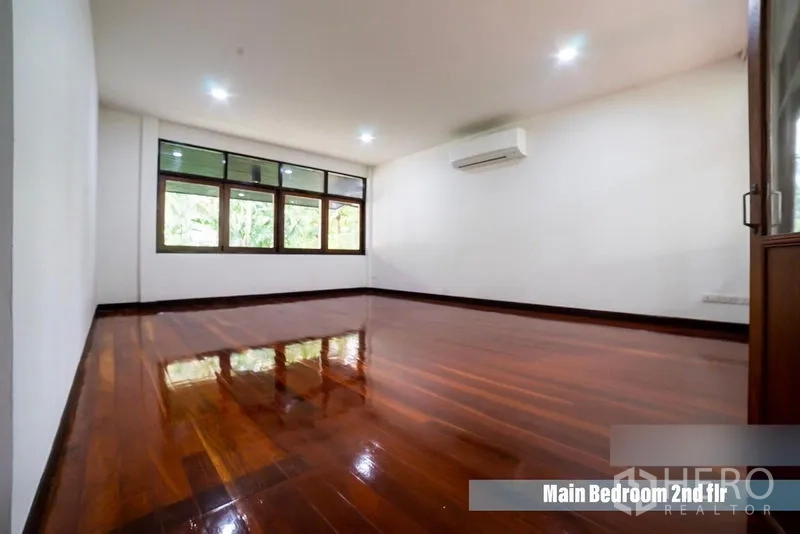 Home Office for rent in Khlong Toei, Bangkok - Main bedroom with glossy wood floors, wide windows and a wall-mounted air conditioner.