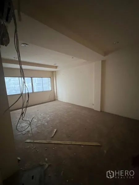 店屋 出租在Watthana, Bangkok - 多层店屋外立面，上部镜面板与一层拱形店面。