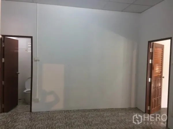 货栈 出租在Pathum Thani - 办公室房间，双门通往卫生间，适合行政办公与运营使用。