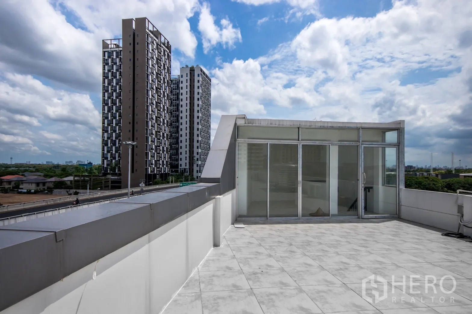 展厅 出租在Khan Na Yao, Bangkok - 屋顶露台，带推拉玻璃入口房，可观周边高层公寓天际线。