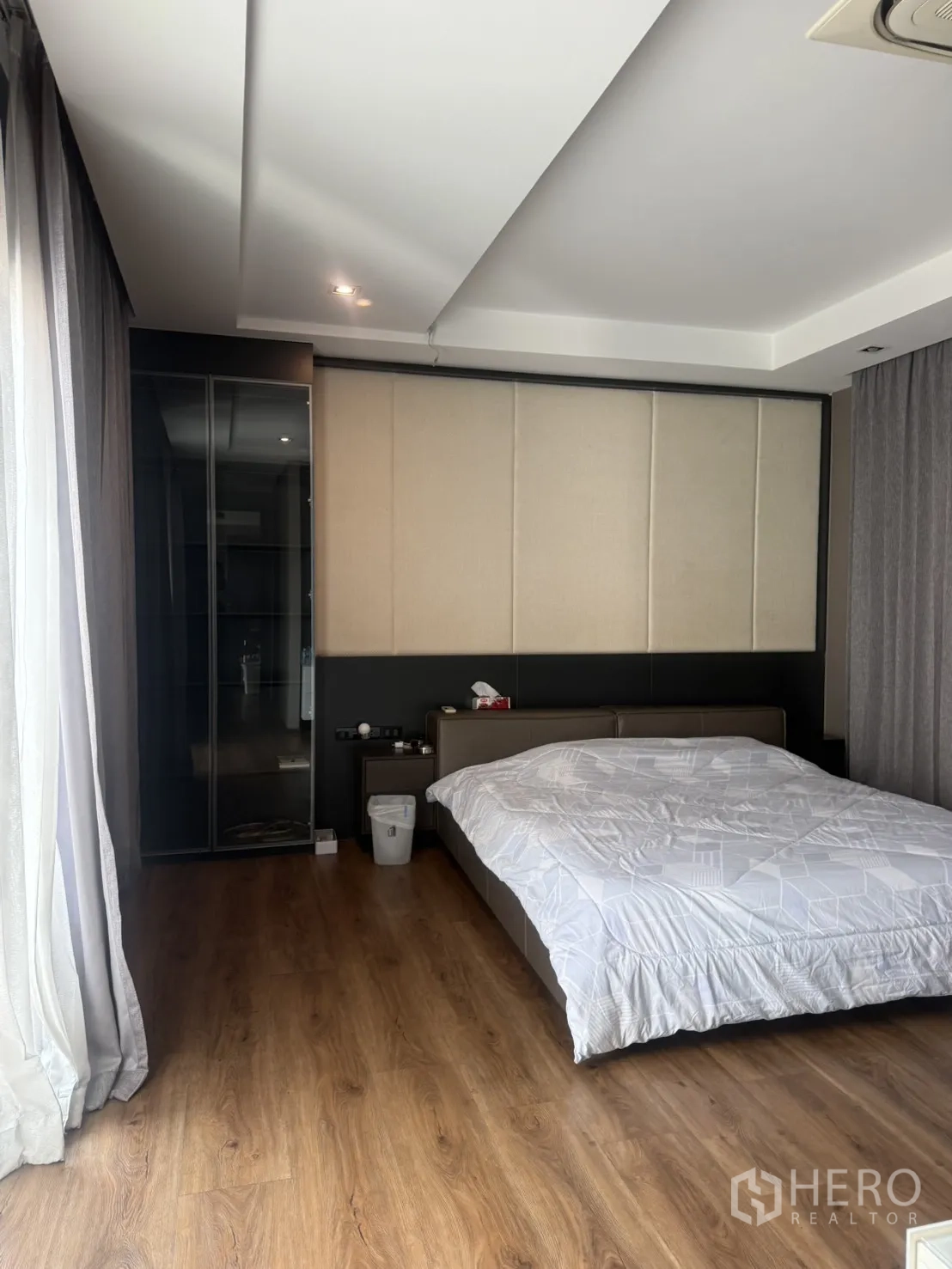 บ้านเดี่ยว for rent in Bang Kapi, Bangkok - ห้องนอนกว้าง พื้นไม้ ตู้เสื้อผ้าบานกระจก ติดระเบียง