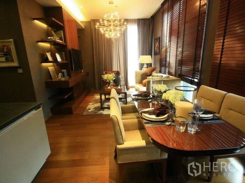คอนโด ให้เช่าหรือขายในWatthana, Bangkok - พื้นที่รับประทานอาหารเชื่อมต่อห้องนั่งเล่น พื้นไม้ โต๊ะทานข้าว โคมระย้า และหน้าต่างบานใหญ่มีมู่ลี่