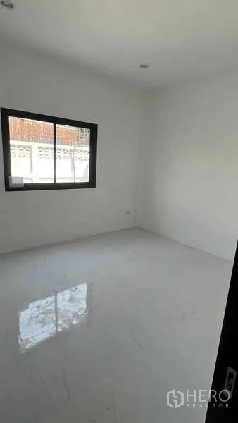 货栈 出租在Bang Khen, Bangkok - 明亮的办公/员工房，白色地砖与大窗户。