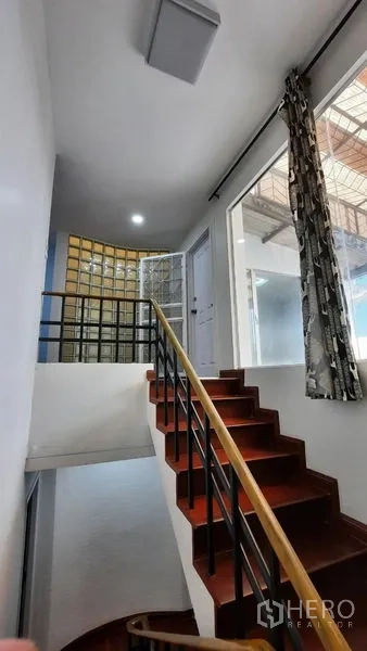 ทาวน์เฮาส์ ให้เช่าหรือขายในSuan Luang, Bangkok - บันไดขึ้นเทอเรซ ผนังก่อบล็อกแก้ว รับแสงธรรมชาติ