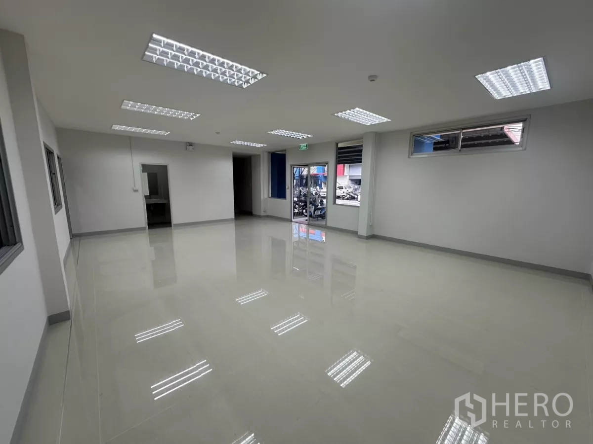 Factory for rent in Bang Phli, Samut Prakan - Open-plan office space with glass entry and ample natural light.